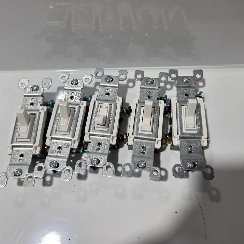 (5-Pk) Leviton Toggle Framed 3-Way AC Quiet Switch 15Amp 120V White 1453-2WM